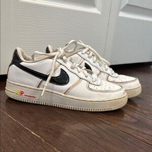 Nike Kids Air Force 1 '07 LV8 Low Fresh White Black Crimson size 5.5youth EUC